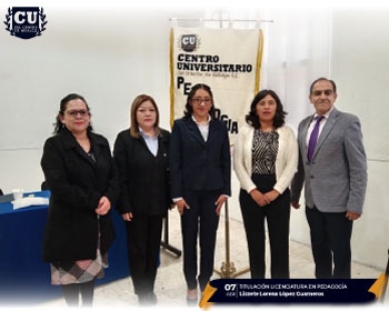 Lizzete Lorena López Guarneros durante su acto de titulación en Pedagogía