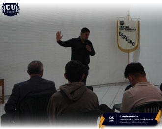 Alumnos de la Licenciatura en Derecho en la conferencia sobre carpeta de investigación