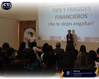 Personal auxiliar de CONDUSEF impartiendo plática financiera