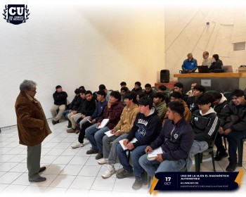 El Ing. Rubén Cervantes Hernández impartiendo la plática a los alumnos de Mantenimiento Mecánico Automotriz