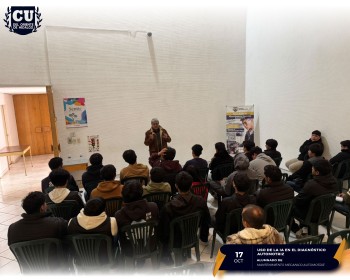 Alumnos de Mantenimiento Mecánico Automotriz del CUOH participando en la plática de IA